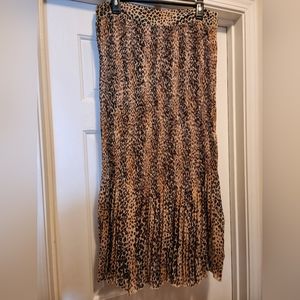 Roommates sz L pleated leopard print skirt with side zipper.